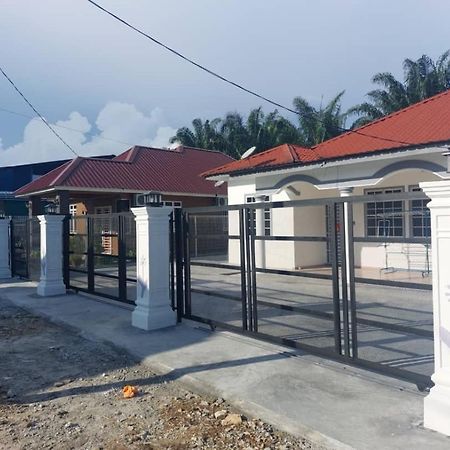 Cempaka Homestay Parit Raja Exterior photo