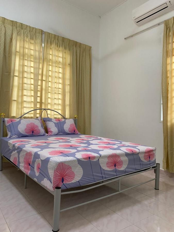 Cempaka Homestay Parit Raja Exterior photo