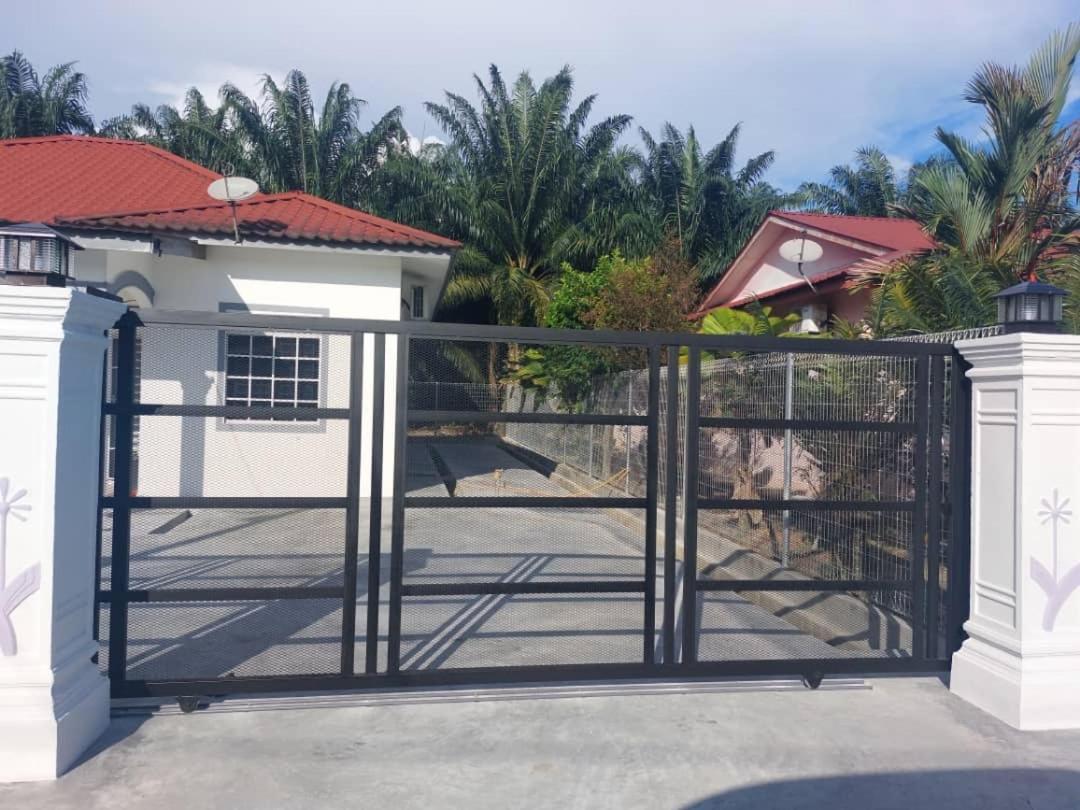 Cempaka Homestay Parit Raja Exterior photo