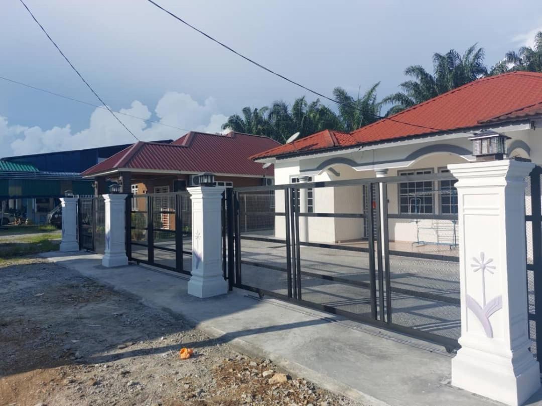 Cempaka Homestay Parit Raja Exterior photo